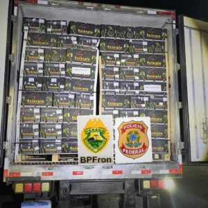 Carreta com 30 toneladas de mercadoria contrabandeada é apreendida na fronteira | Foto: Comunicação Social da PFSC 