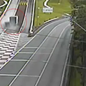 Carreta utiliza área de escape após falha nos freios na BR-376 entre PR e SC - Foto: Divulgação Arteris