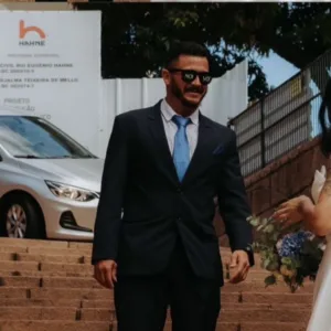 Carro desce escadaria da Igreja Matriz de Blumenau durante ensaio pré-wedding