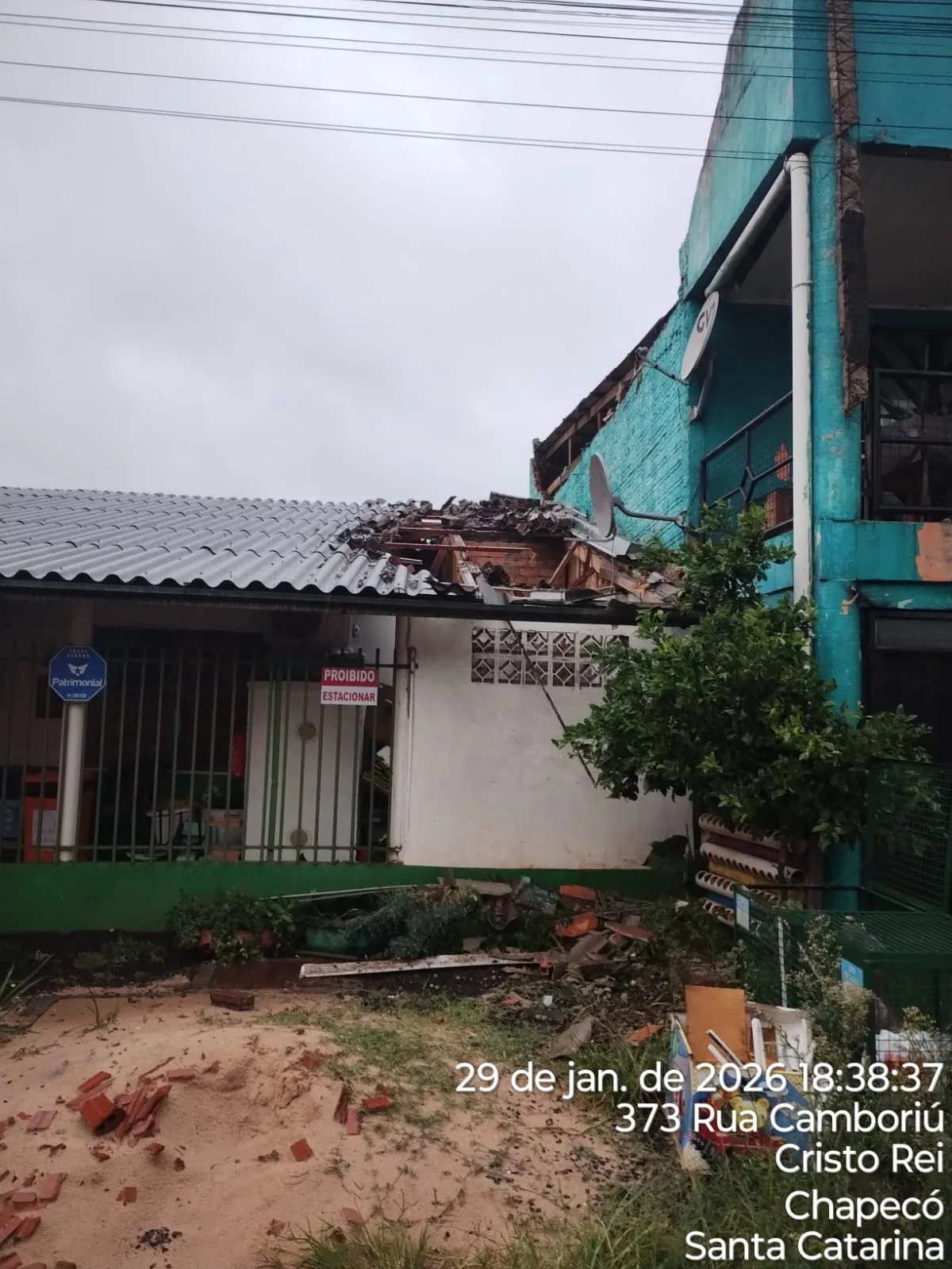 Chapecó registra alagamentos, destelhamentos e quedas de árvores após temporal; veja imagens