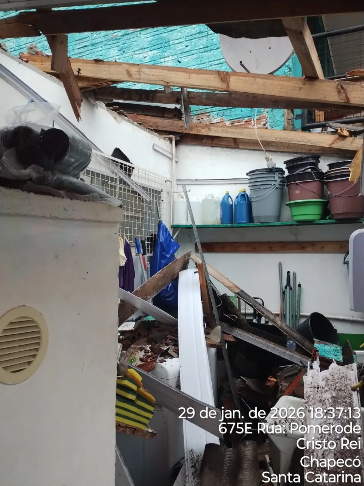 Chapecó registra alagamentos, destelhamentos e quedas de árvores após temporal; veja imagens