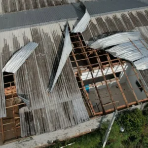Chuva intensa causa destelhamentos e queda de galhos em cidade de SC; veja imagens