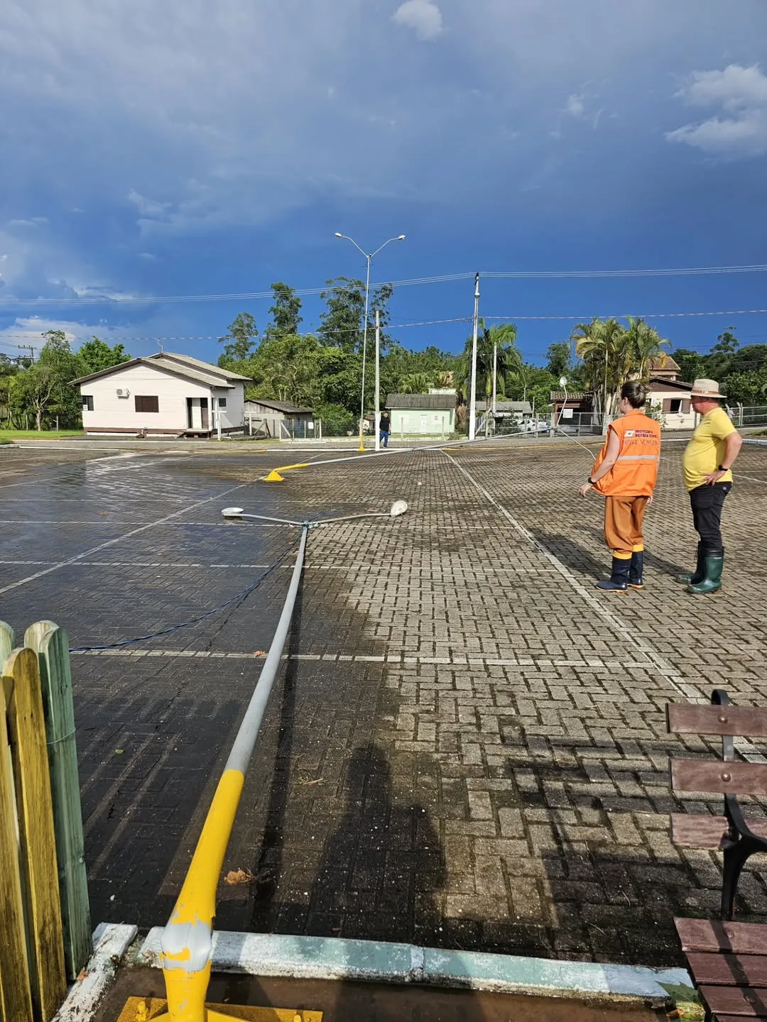 Chuva intensa causa destelhamentos e queda de galhos em cidade de SC; veja imagens (1)