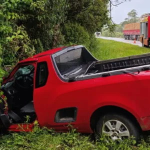 Acidente entre caminhão e carro deixa uma pessoa ferida na BR-282, em Bom Retiro | Foto: 5º BBM