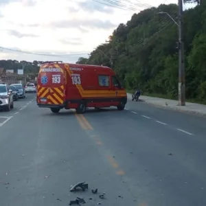 Colisão entre carro e moto deixa adolescente ferido em Urubici