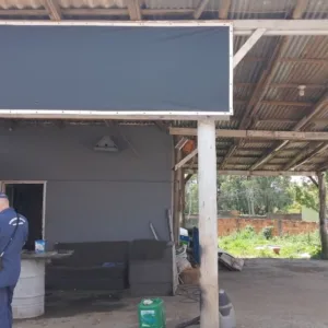 Corpo de Bombeiros combate incêndio em lavação de caminhões na BR-282, em Lages