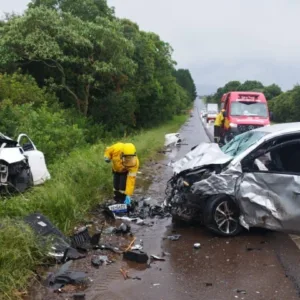 Duas pessoas morrem após colisão entre carros na BR-282 em SC - Foto: CBMSC