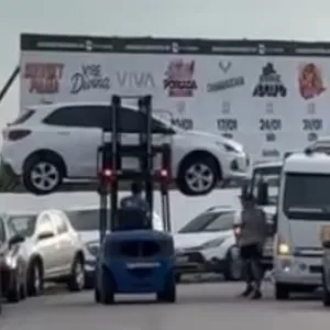 Empilhadeiras retiram veículos estacionados irregularmente em SC; veja vídeo | Foto: Agora Laguna | Reprodução