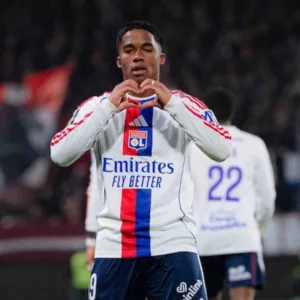 Endrick faz hat-trick e comanda goleada do Lyon no Francês. | Foto: Reprodução SBT Sports / Divulgação