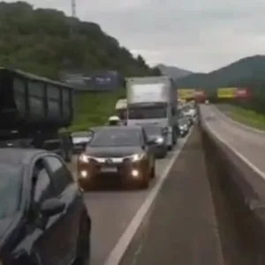Engavetamento com cinco veículos provoca bloqueio e congestionamento na BR-101 em SC- Divulgação/Redes Sociais