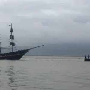 Escuna encalha em SC durante viagem inaugural; passageiros são resgatados | Foto: Agora Laguna | Reprodução