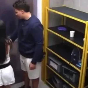 Ex-BBB Pedro Espíndola segurou pescoço de participante e tentou beijá-la a força na despensa da casa do BBB 26