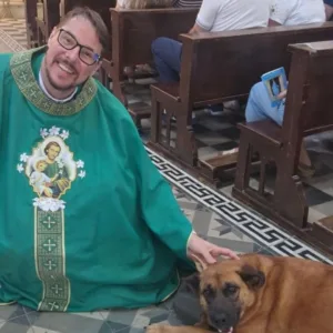 Fiel de quatro patas: cachorrinha não perde uma missa em igreja de SC | Foto: Reprodução/Redes Sociais