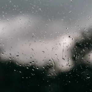 Semana começa com chuvas persistentes e calor intenso em SC - Foto: Canva