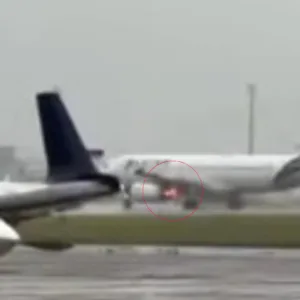 Fogo em turbina interrompe decolagem de avião da Latam em Florianópolis; veja momento - Foto: Print/Reprodução