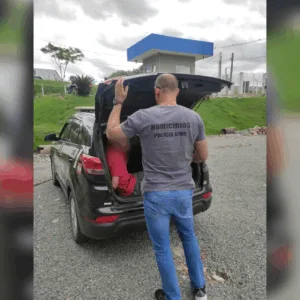 Foragido do PR é preso no local de trabalho em SC