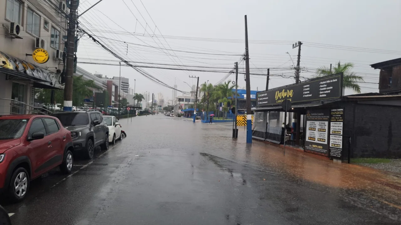 Fortes chuvas provocam alagamentos e interdições em Balneário Camboriú
