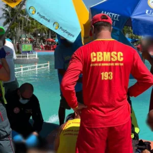 Funcionário morre após cair em piscina de parque aquático em SC