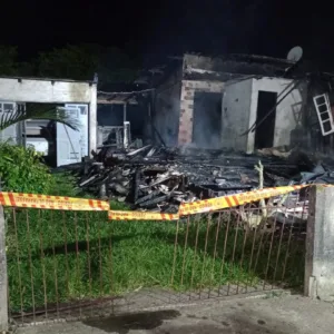 Homem é encontrado morto entre escombros durante incêndio em SC - Foto: CBMSC