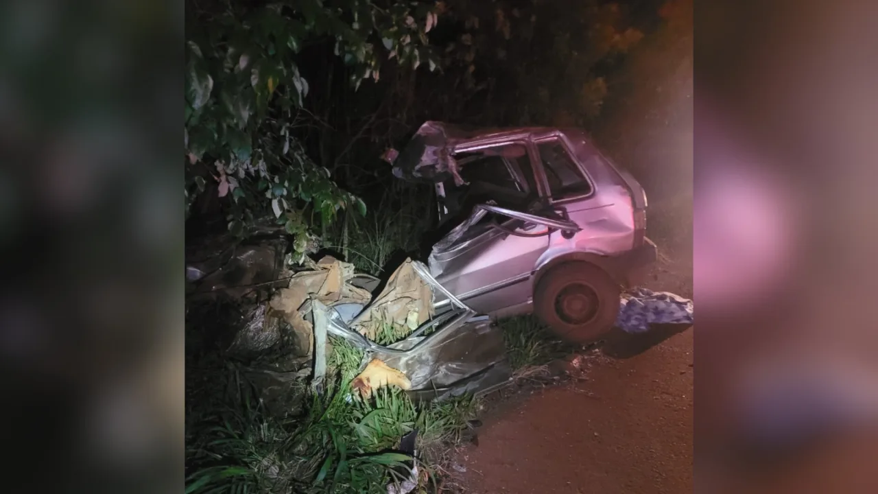 Homem morre após carro invadir pista e bater de frente com caminhão em SC - Foto: PMRv
