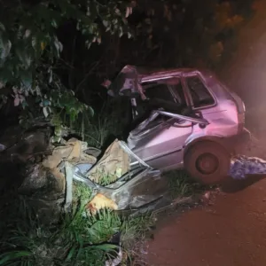 Homem morre após carro invadir pista e bater de frente com caminhão em SC - Foto: PMRv