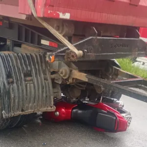 Homem morre após ficar 'debaixo' de caminhão em grave acidente em SC - CBV de Joinville