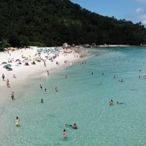 Superlotação de visitantes reduz na Ilha do Campeche, mas ainda há um alerta