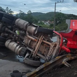 Imagens fortes! Colisão entre caminhões deixa um morto e um ferido na BR-282 em SC- Foto: CBMSC