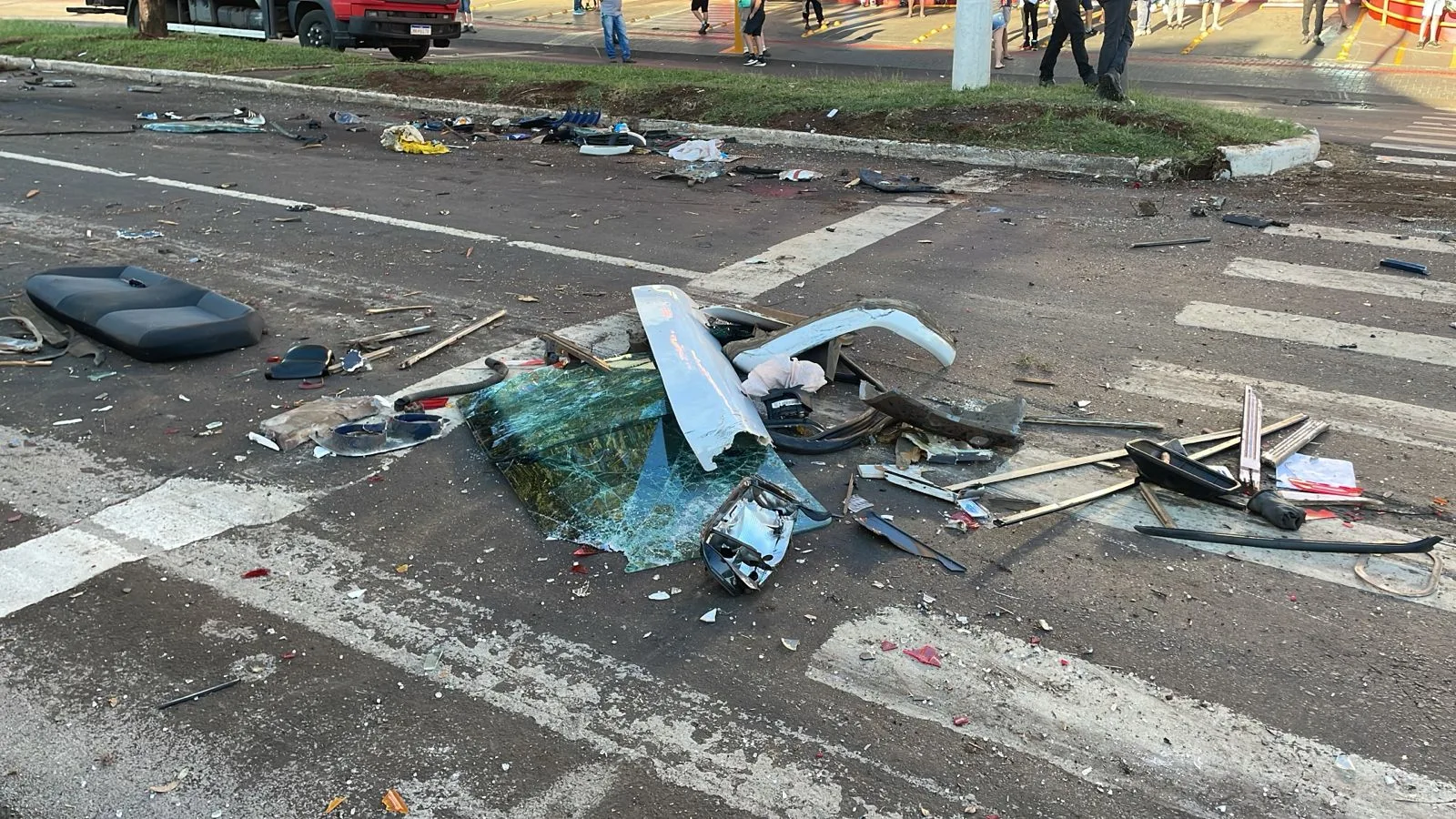 Imagens impressionantes mostram rastros de destruição dapós acidente em Chapecó