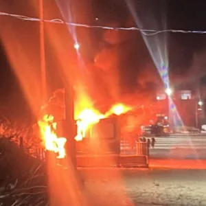 Imagens fortes: incêndio destrói quiosque na praia em SC