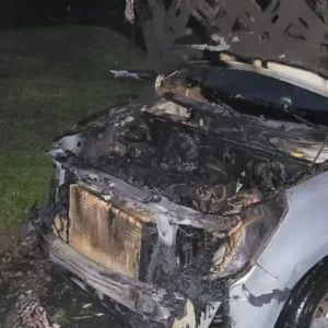 Incêndio atinge garagem e danifica veículo em Otacílio Costa