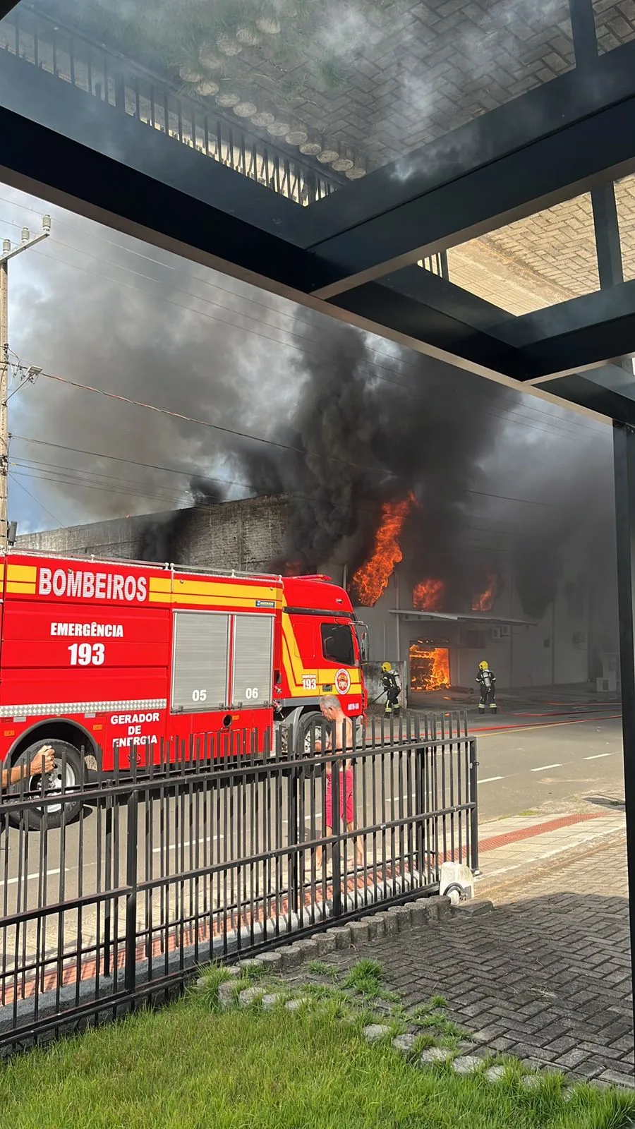 Incêndio de grandes proporções atinge empresa e mobiliza bombeiros no Sul de SC (2)