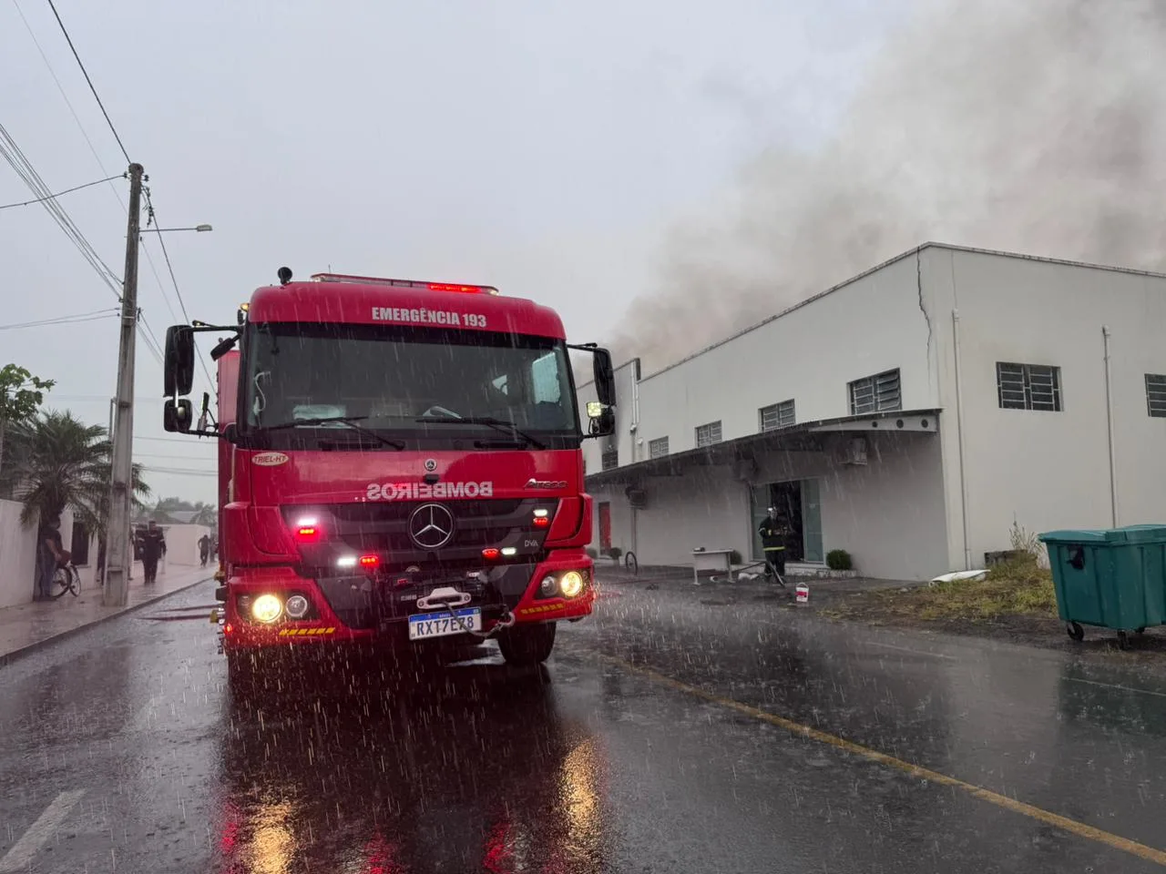 Incêndio de grandes proporções atinge empresa e mobiliza bombeiros no Sul de SC (2)