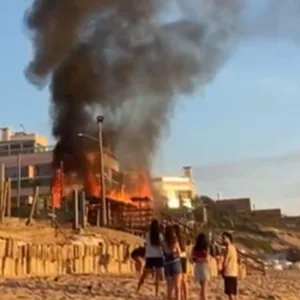 Incêndio de grandes proporções atinge quiosque na praia do Morro das Pedras, em Florianópolis - Foto: CBMSC