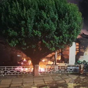 Incêndio de grandes proporções destrói casa e deixa homem gravemente ferido em SC - Foto: CBMSC