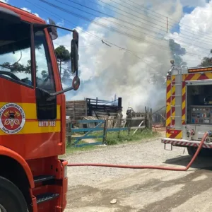 Incêndio de grandes proporções destrói residência em Lages | Foto: 5º BBM