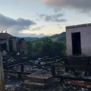 Incêndio destrói residência multifamiliar e deixa três mortos em Painel | Foto: 5º BBM
