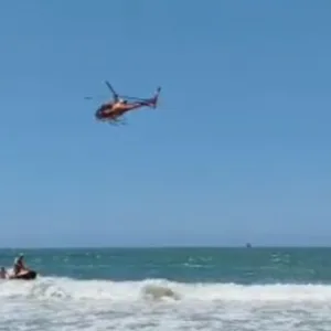 Jovem do RJ desaparece após se afogar em praia turística de SC - Foto: CBMSC
