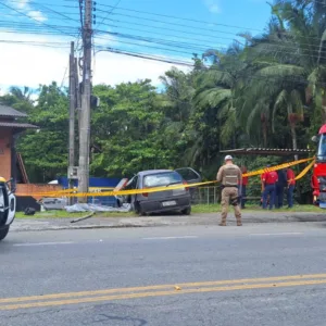Jovem morre após saída de pista e colisão contra poste na SC-108 - Foto: PMRv