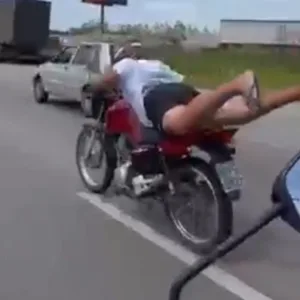 Manobra 'superman' termina em acidente na BR-101 em SC; veja o momento - Foto Print do vídeo Cedido ao SCC10