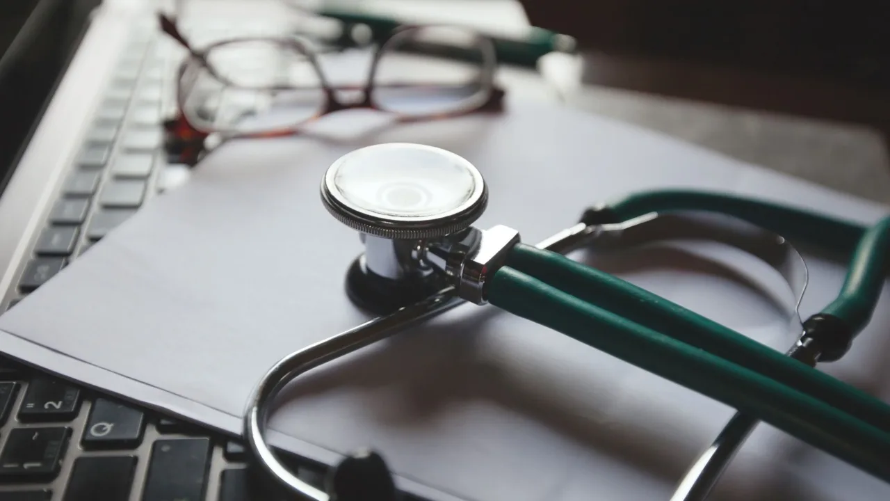 Hospital é condenado após negar atendimento a funcionária que não tinha plano de saúde