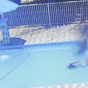Menina morre após ser sugada por ralo de piscina