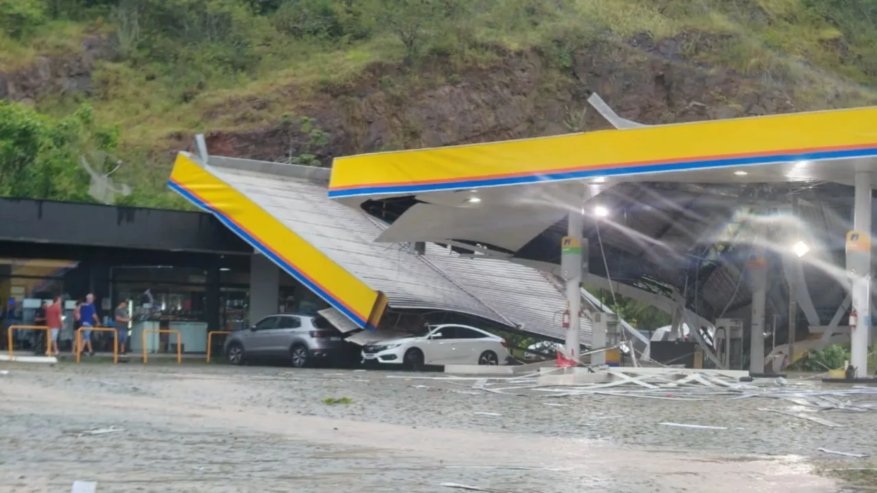 Microexplosão em Gaspar deixou rastro de destruição na quinta-feira (8)