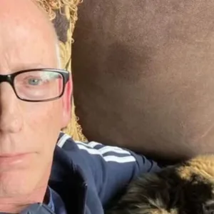 Morre Scott Adams, criador da tirinha 'Dilbert', aos 68 anos | Foto: Reprodução/ Instagram via Metrópoles