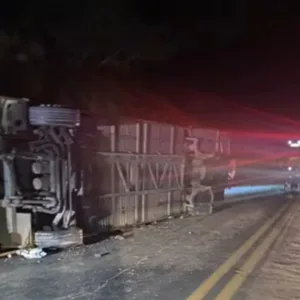 Motorista de ônibus que tombou e viria para SC fugiu do local, diz PRF | Foto: Corpo de Bombeiros/MG via Metrópoles