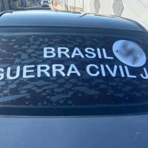 Motorista é preso em SC por ostentar símbolo nazista em carro - Foto: Polícia Civil de SC