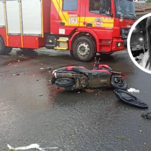 Mulher morre após acidente entre moto e caminhão em SC