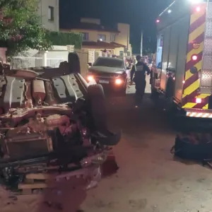 Mulher morre após colisão entre três veículos em SC - Foto:CBMSC