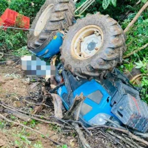 Mulher morre após trator capotar em estrada rural de SC - Foto: CBMSC