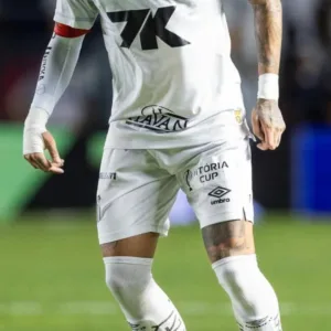 Neymar renova com o Santos e fica até o fim de 2026